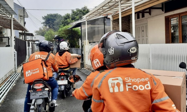 Tunjukkan Semangat Kebaikan, Ribuan Mitra Pengemudi Shopee Bantu Sesama dengan Berbagi Takjil