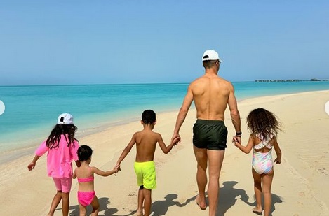 Masyarakat Arab Saudi Siap Rayakan Idulfitri, Cristiano Ronaldo Nikmati Liburan di Laut Merah