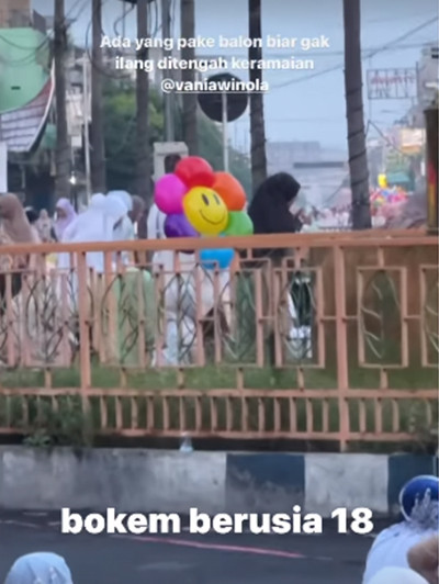 Bikin Ngakak! Content Creator Ini Dibelikan Balon oleh Ibunya sebelum Salat Ied Supaya Gak Hilang