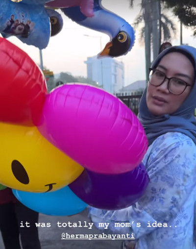 Bikin Ngakak! Content Creator Ini Dibelikan Balon oleh Ibunya sebelum Salat Ied Supaya Gak Hilang