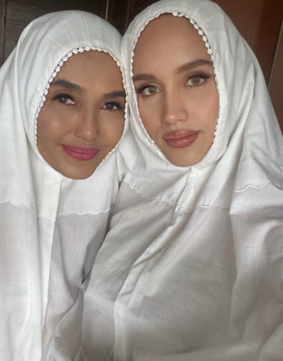 Cinta Laura Salat Idulfitri 2024 di Rumah, Mukenanya Bikin Titi DJ Salfok