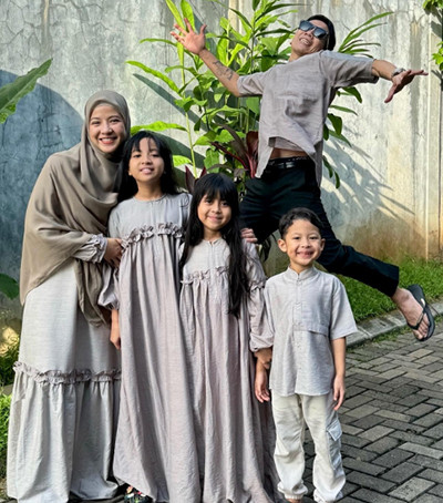 5 Potret Natasha Rizky Rayakan Idulfitri 2024 Bareng Desta, Outfit-nya Jadi Sorotan
