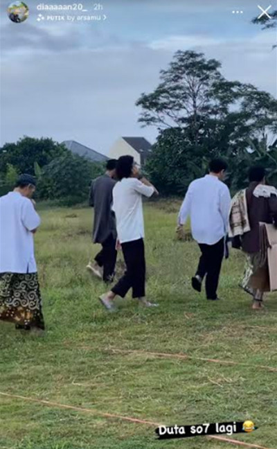 Duta Sheila On 7 Berbaur dengan Warga saat Salat Ied, Netizen: Tetap Membumi