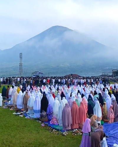 Viral! Lokasi Salat Ied dengan Pemandangan Gunung nan Indah, Ada di Jawa Tengah