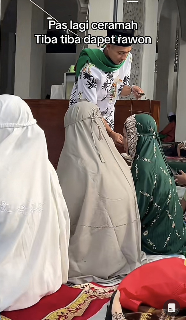 Viral! Jamaah Salat Ied Dapat Nasi Rawon saat Dengarkan Khotbah, Lengkap dengan Krupuk
