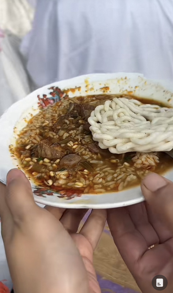 Viral! Jamaah Salat Ied Dapat Nasi Rawon saat Dengarkan Khotbah, Lengkap dengan Krupuk