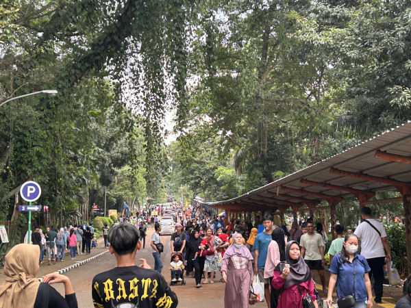 Taman Margasatwa Ragunan Sore Ini Semakin Dipadati Pengunjung