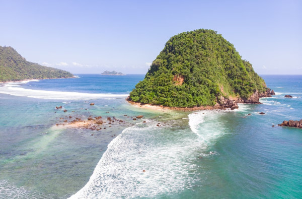 5 Pantai Cantik di Jalur Pansela yang Suguhkan Pemandangan Indah