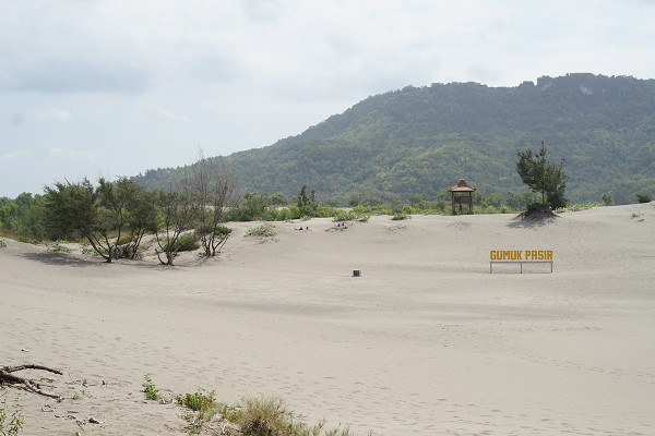 5 Pantai Cantik di Jalur Pansela yang Suguhkan Pemandangan Indah