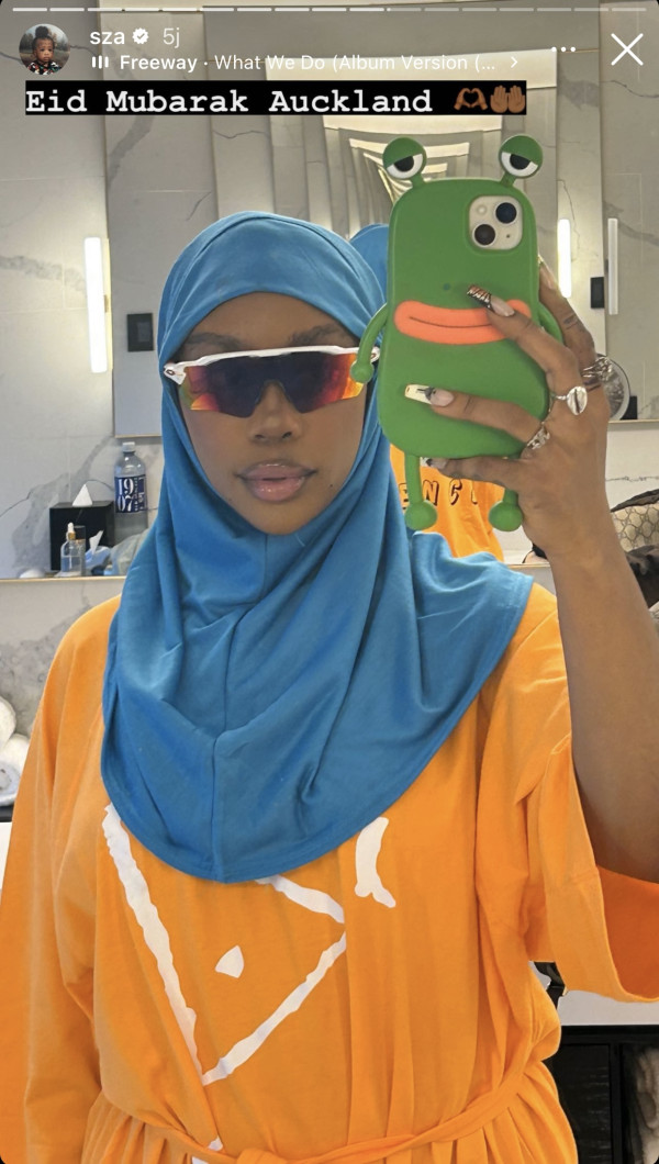 3 Potret Rapper SZA Rayakan Lebaran, Pakai Hijab dan Busana Tabrak Warna
