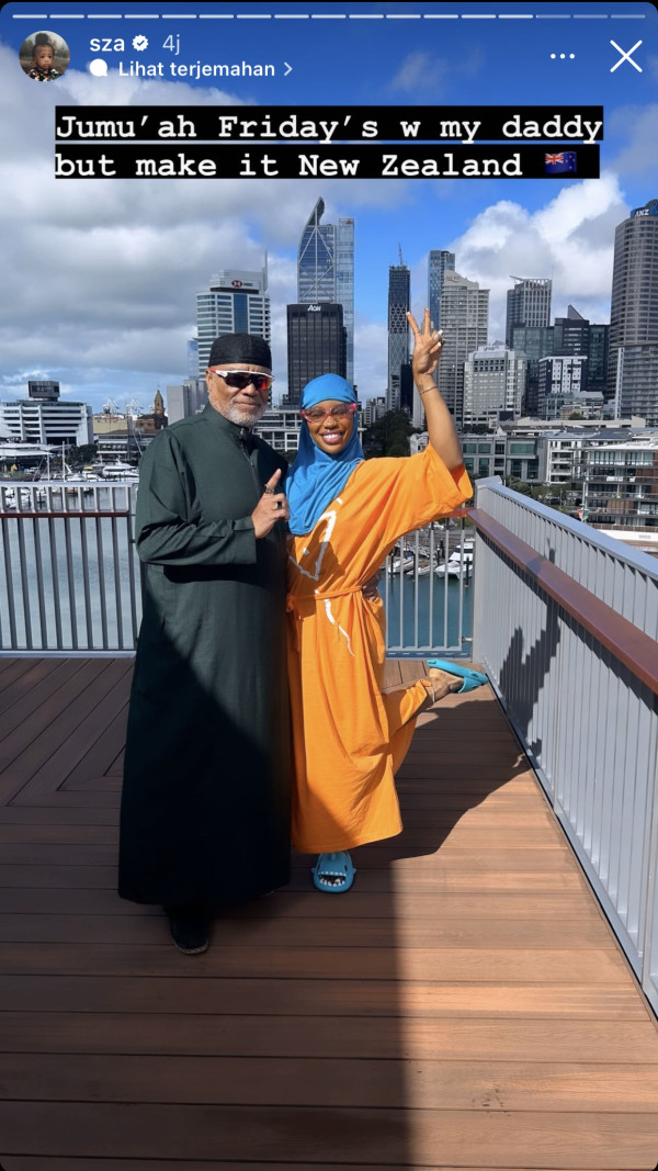 3 Potret Rapper SZA Rayakan Lebaran, Pakai Hijab dan Busana Tabrak Warna