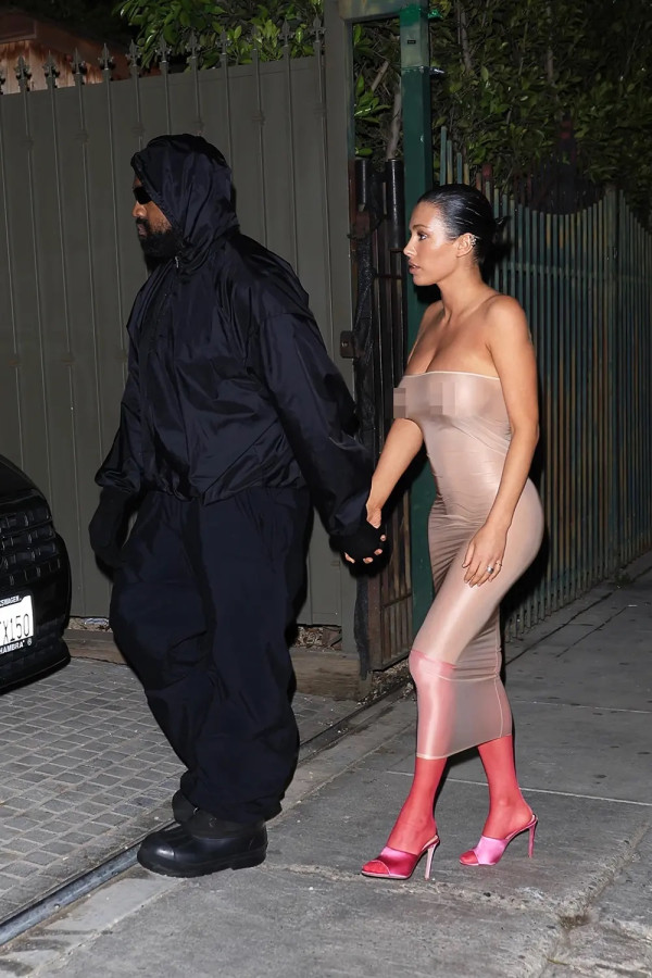 Heboh Bianca Censori Istri Kanye West Pakai Dress Tipis Tembus Pandang saat Jalan-jalan