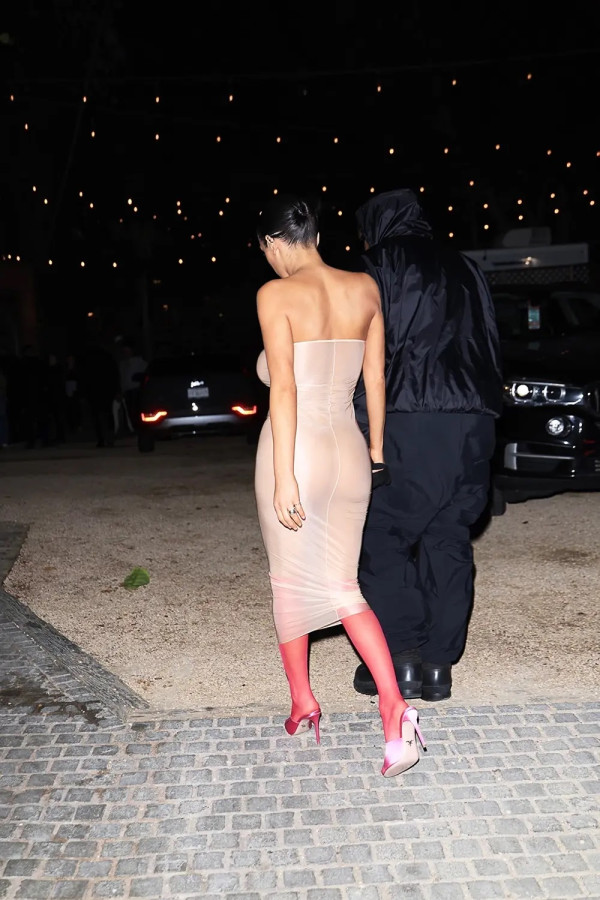 Heboh Bianca Censori Istri Kanye West Pakai Dress Tipis Tembus Pandang saat Jalan-jalan