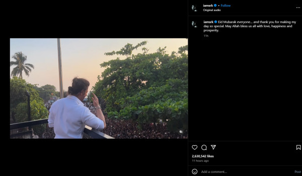 Shah Rukh Khan Sapa Ribuan Penggemar yang Datangi Rumahnya saat Lebaran