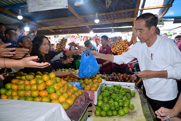 Jokowi Belanja ke Pasar Buah Berastagi: Beli Jeruk 5 Kg hingga Mangga 2 Kilogram