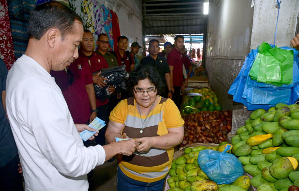 Jokowi Belanja ke Pasar Buah Berastagi: Beli Jeruk 5 Kg hingga Mangga 2 Kilogram