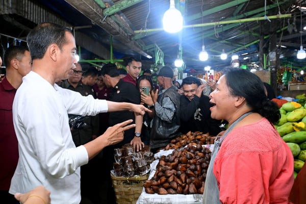 Jokowi Belanja ke Pasar Buah Berastagi: Beli Jeruk 5 Kg hingga Mangga 2 Kilogram