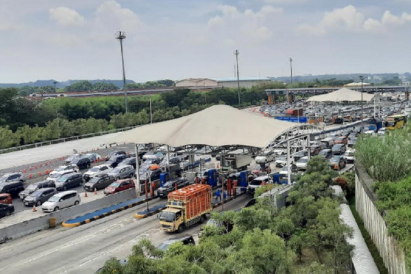 Gerbang Tol Cikampek Utama Macet 3 Jam, Pemudik Terpaksa Istirahat di Bahu Jalan