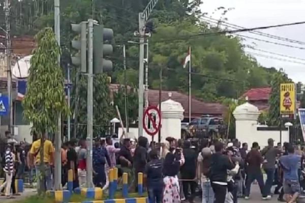 Mencekam! Anggota Pomal dan Brimob Bentrok di Sorong, 5 Terluka