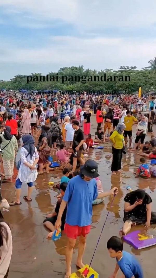 Penampakan Pantai Pangandaran Ramai Dipadati Pengunjung, Berubah Jadi Lautan Manusia