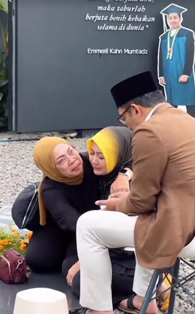 Atalia Praratya Menangis di Pusara Eril, Netizen Singgung Zara yang Lepas Hijab