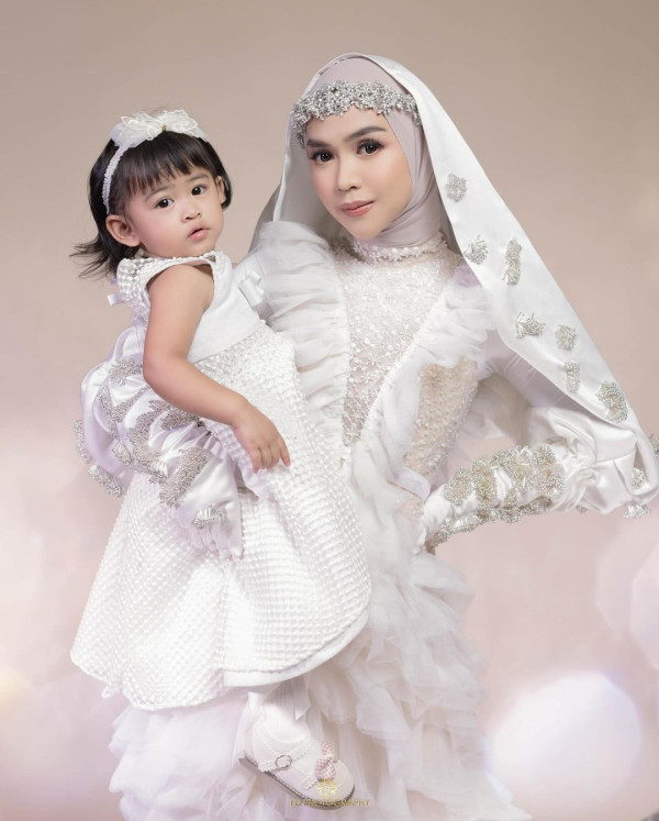 5 Potret Ria Ricis Tampil Cantik Pakai Shimmer, Bikin Pangling