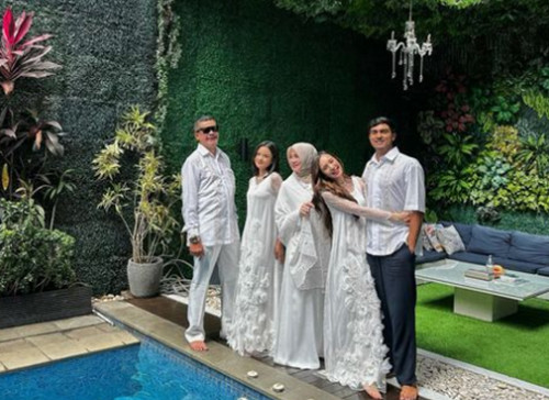 7 Potret Lebaran para Artis di Tahun 2024, Beby Tsabina hingga Maudy Ayunda