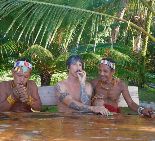 Anthony Kiedis Vokalis Red Hot Chili Peppers Liburan di Pulau Mentawai, Berbaur dengan Warga Lokal