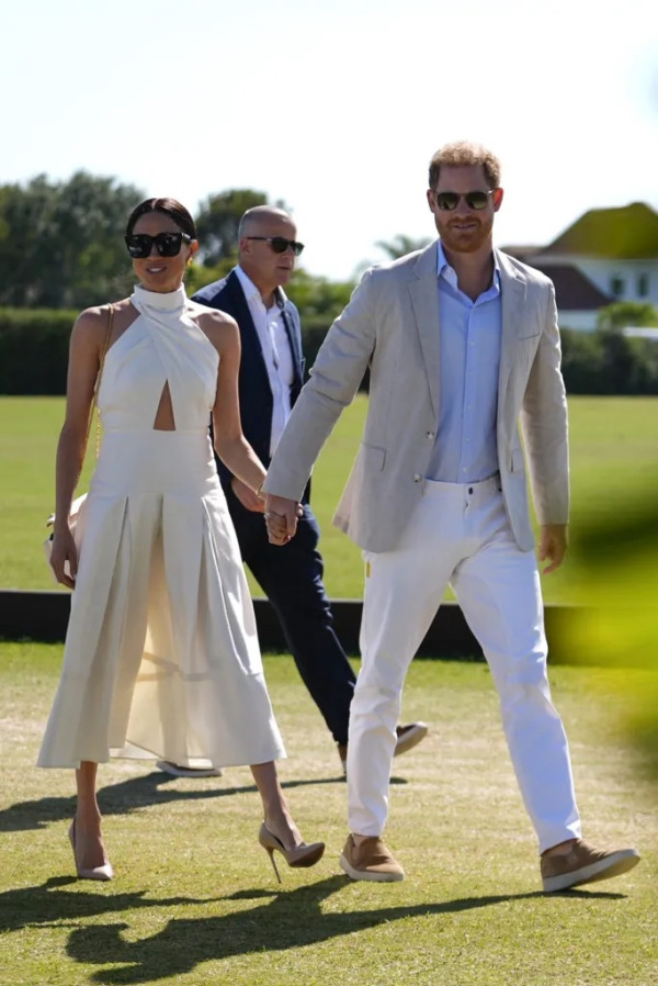 Meghan Markle Desak Keluarga Kerajaan Inggris Minta Maaf Padanya