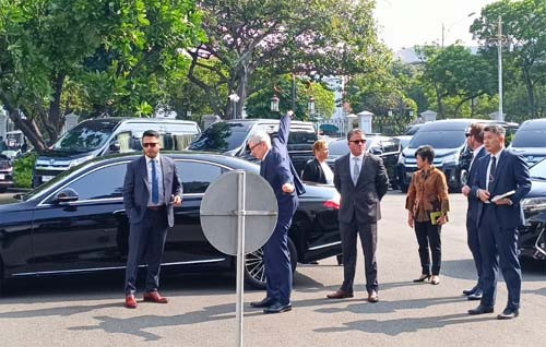 5 Potret Kedatangan Tim Cook di Istana Kepresidenan, Tampil Formal dengan Jas Biru Navy