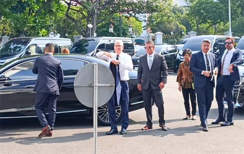 5 Potret Kedatangan Tim Cook di Istana Kepresidenan, Tampil Formal dengan Jas Biru Navy