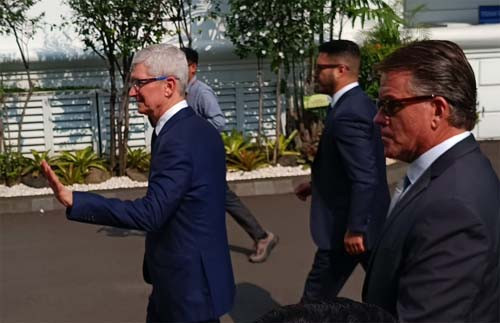 5 Potret Kedatangan Tim Cook di Istana Kepresidenan, Tampil Formal dengan Jas Biru Navy