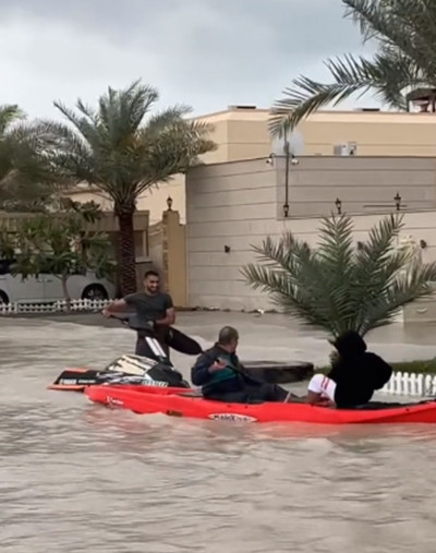 Viral! Warga Dubai Manfaatkan Air Banjir untuk Main Jetski dan Perahu Kano, Netizen: Orang Kaya Beda