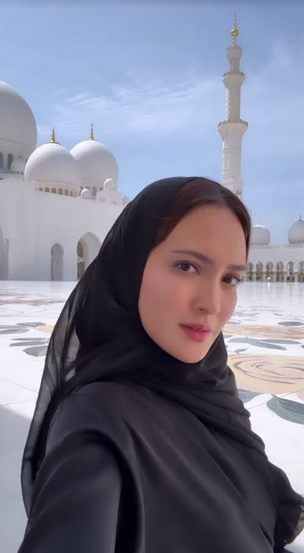 Shandy Aulia Cantik Pakai Gamis saat Kunjungi Masjid di Dubai, Netizen: Login Kah?