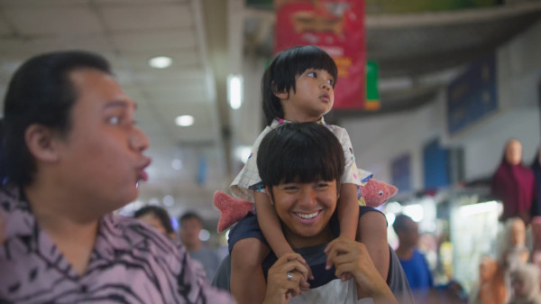 CERMIN: Dua Hati Biru, Belajar soal Pengasuhan Anak lewat Film