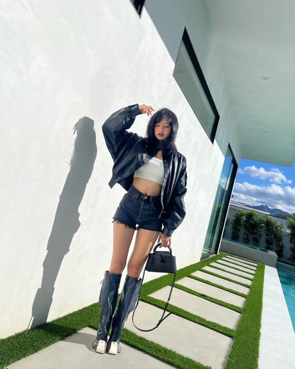 5 Foto Lisa BLACKPINK di Coachella 2024, Bikin Gemas Pakai Hotpants!