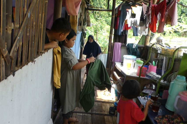 Potret Masyarakat Miskin di Banyumas, Hanif dan Keluarga Huni Gubuk Bekas Kandang Itik di Bawah Kuburan