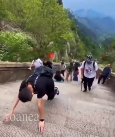 Viral! Kaki Pengunjung Gemetaran Tak Sanggup Naiki Ribuan Anak Tangga Gunung Taishan