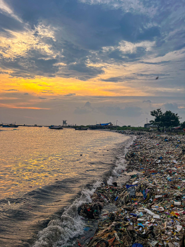 Potret Pantai Teluk Labuan Pandeglang Penuh Sampah, Kembali Kotor usai Dibersihkan Pandawara Group