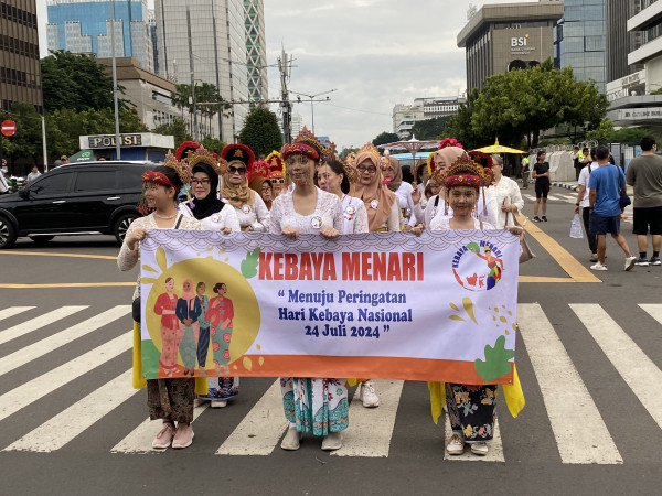 Ratusan Perempuan Berkebaya Peringati Hari Kartini di CFD Sarinah