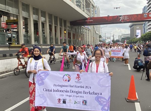 Ratusan Perempuan Berkebaya Peringati Hari Kartini di CFD Sarinah