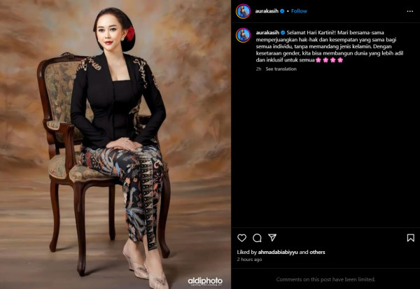 Potret Cantik Aura Kasih Kenakan Kebaya di Hari Kartini, Pesonanya bak Putri Keraton