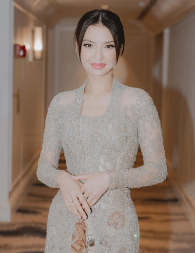 5 Potret Anggun Raline Shah Pakai Kebaya untuk Rayakan Hari Kartini