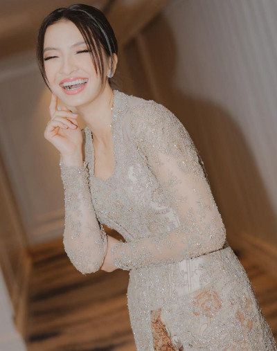 5 Potret Anggun Raline Shah Pakai Kebaya untuk Rayakan Hari Kartini