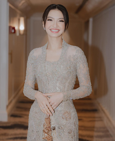 5 Potret Anggun Raline Shah Pakai Kebaya untuk Rayakan Hari Kartini