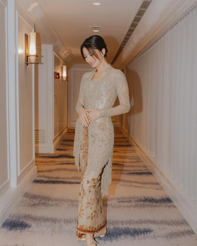 5 Potret Anggun Raline Shah Pakai Kebaya untuk Rayakan Hari Kartini