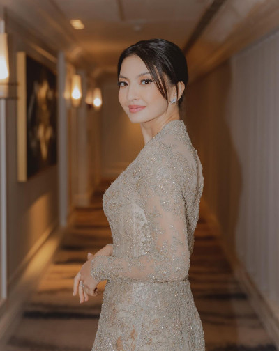 5 Potret Anggun Raline Shah Pakai Kebaya untuk Rayakan Hari Kartini