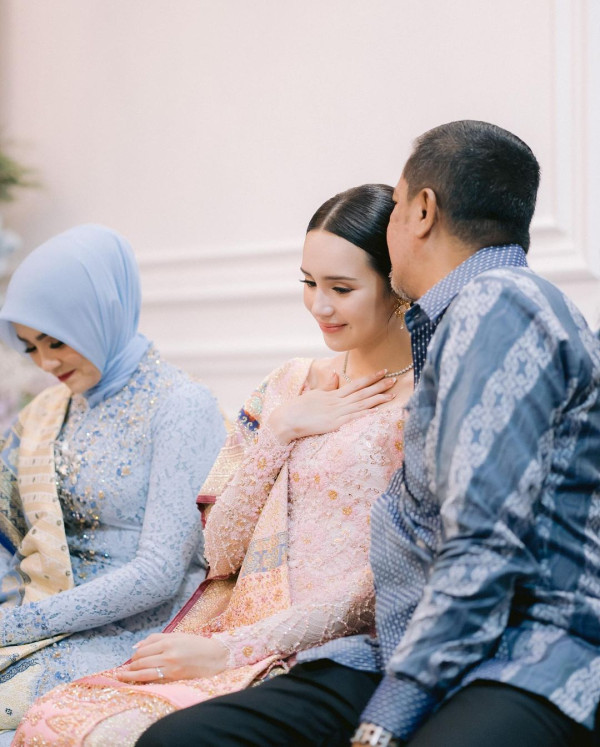 Foto-Foto Cantik Beby Tsabina, Resmi Dilamar Anggota DPR Rizki Natakusumah