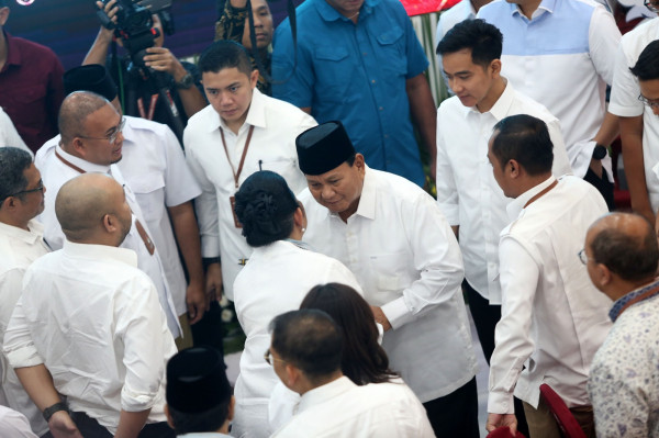 Prabowo-Gibran Berkemeja Putih, Semobil Menuju Gedung KPU