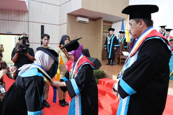 Kukuhkan Guru Besar Pertama Poltekesos Bandung, Begini Pesan Mensos Risma